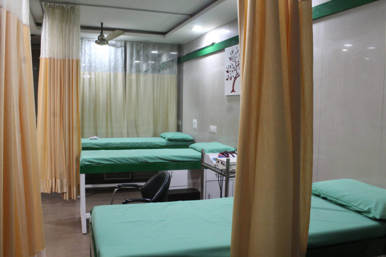 Spacious Hygienic Physiotherapy Beds Rooms Physio Care Physiotherapy Clinic Indirapuram Ghaziabad Uttar Pradesh Bharat Care 247 1 768x512