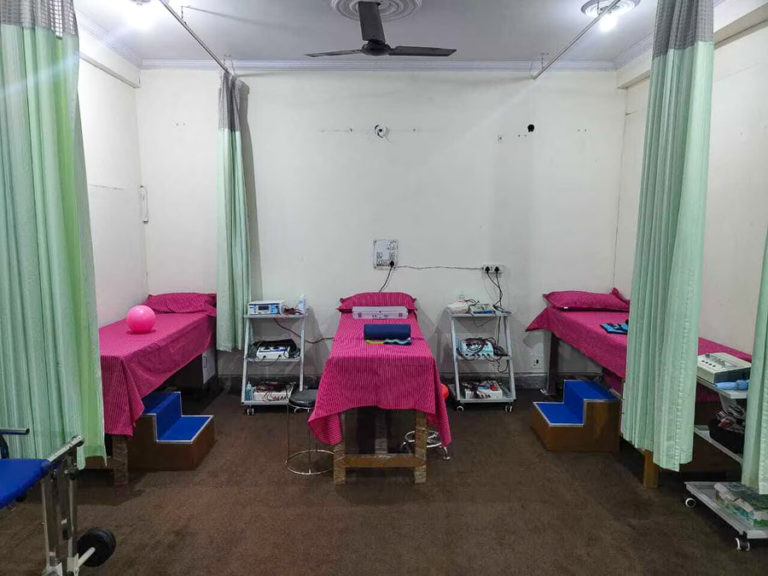 Top Rated Spine Nerve Ortho Physiotherapy Clinic Indirapuram Dr. Romie Sanjali MPT COMT MIAP Ghaziabad Uttar Pradesh 3 768x576